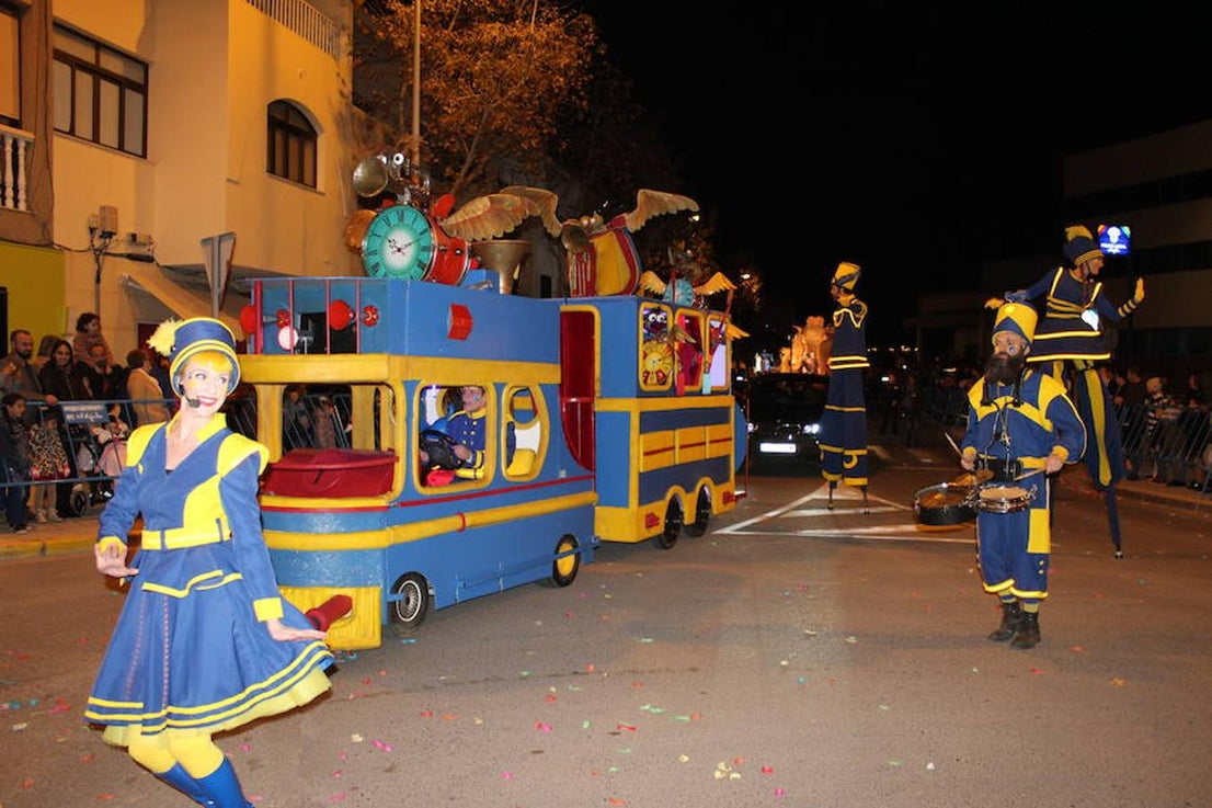 Miles de personas asistieron en la tarde noche de hoy a la Cabalgata de Reyes que desde las siete de la tarde y hasta pasadas las nueve de la noche recorrió el centro de El Ejido. Más de mil personas pusieron el color, la alegría, la magia y la música para que el numeroso público disfrutara.