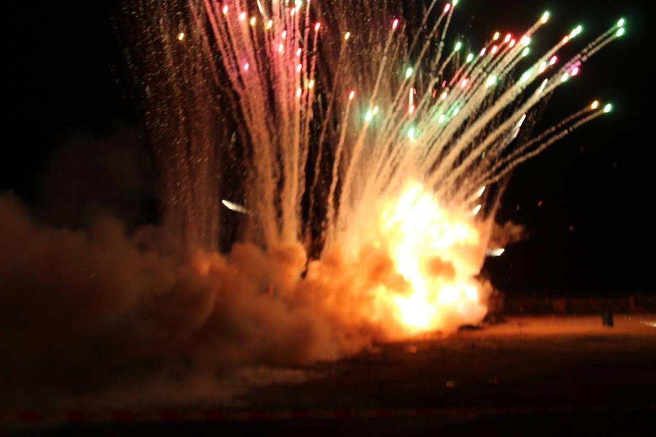 Cientos de personas se dieron cita anoche en San Agustín para disfrutar de su tradicional fiesta de San Anton. Hasta 15 hogueras se encendieron entorno a la principal, que se convirtió un año más en la más grande del Poniente. Una cita que fiel a su tradición se inició con el encendido de la antorcha en el núcleo de El Ejido desde donde doce jóvenes la llevaron corriendo hasta San Agustín y con ella se prendió fuego al San Antón.