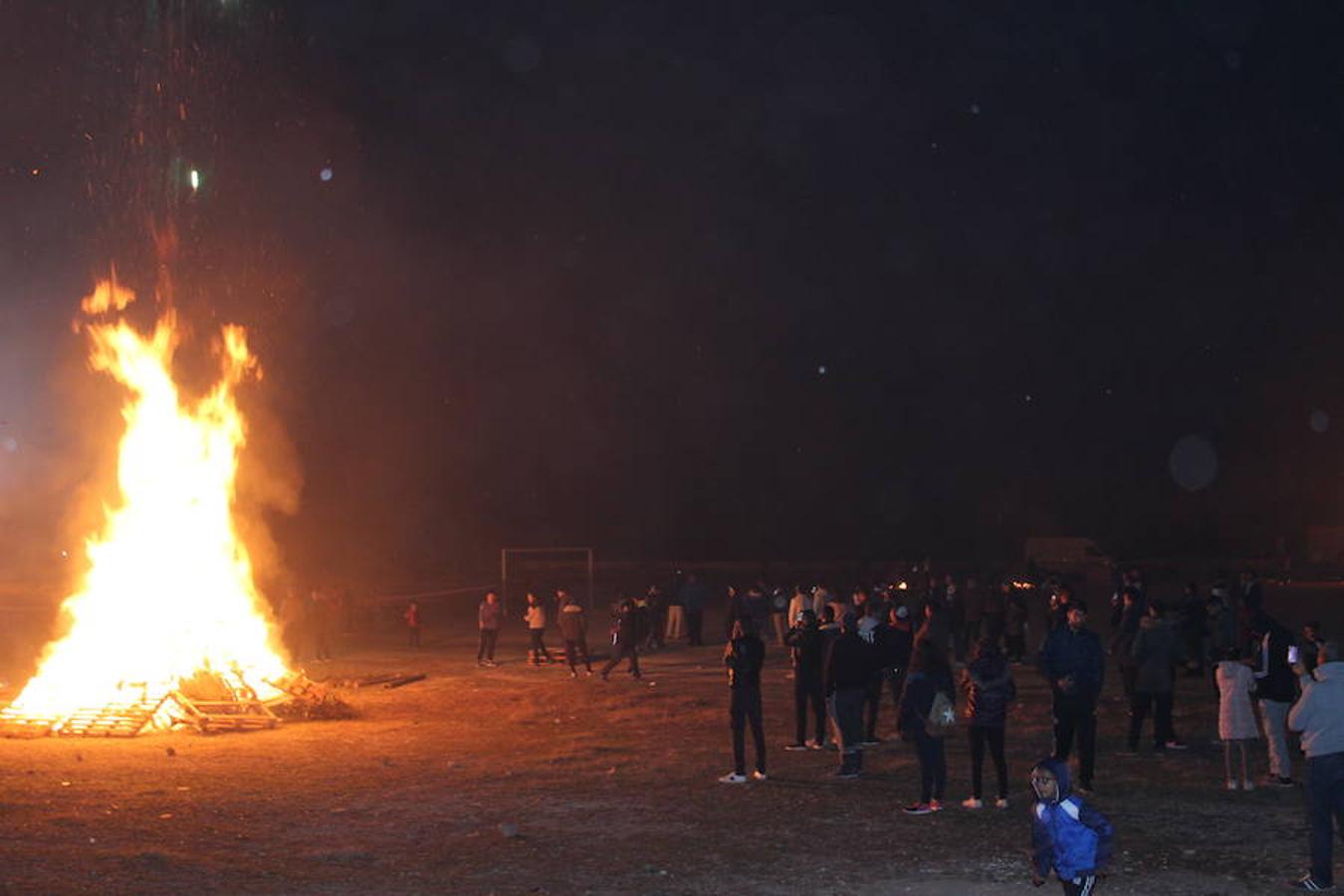 Cientos de personas se dieron cita anoche en San Agustín para disfrutar de su tradicional fiesta de San Anton. Hasta 15 hogueras se encendieron entorno a la principal, que se convirtió un año más en la más grande del Poniente. Una cita que fiel a su tradición se inició con el encendido de la antorcha en el núcleo de El Ejido desde donde doce jóvenes la llevaron corriendo hasta San Agustín y con ella se prendió fuego al San Antón.