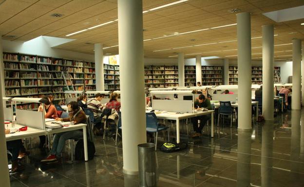 La Biblioteca central amplía su horario por los exámenes de los estudiantes