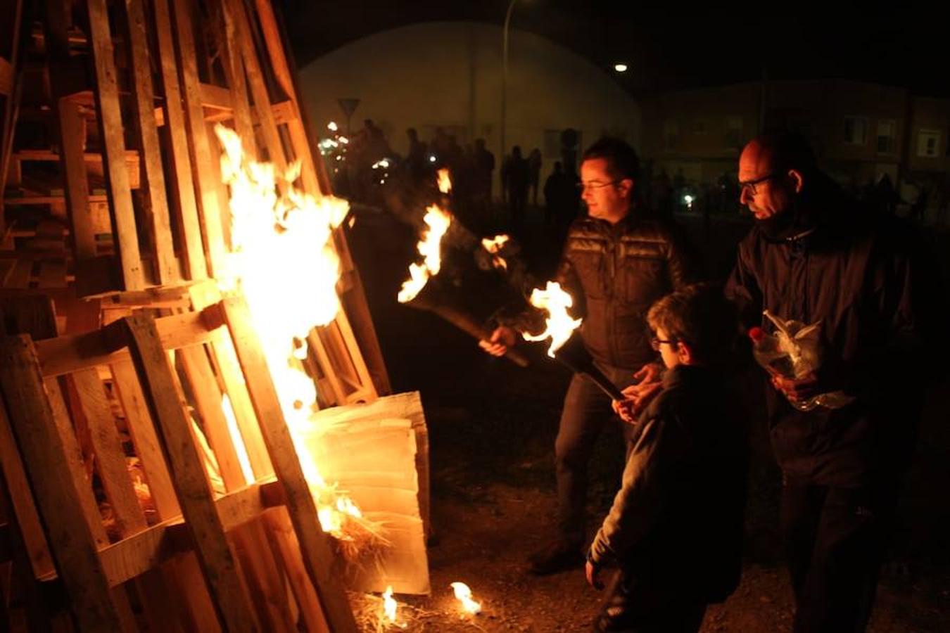 El núcleo urbano de Santa María del Águila vivió este pasado sábado su especial festividad de San Anton, que contó tanto con su parte religiosa como con un espacio para la fiesta, la convivencia y las tradiciones. En esta línea, a las cinco de la tarde arrancó la jornada con la concentración animales y mascotas en el parque municipal. A las seis y media se llevó a cabo su bendición en la puerta de la parroquia de la localidad y posteriormente arrancó el recorrido de la antorcha para acabar con el encendido de la gran hoguera de San Antón en una noche de fiesta y convivencia.