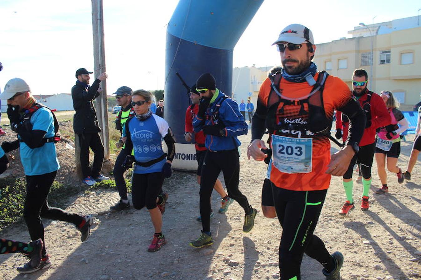 Cerca de 150 deportistas participaron en la jornada de ayer en la primera edición de la Ultra Trail del Mar al Cielo de Poniente, organizada por el Club Deportivo Muebles Mesa, con la colaboración del Instituto Municipal de Deportes (IMD) y la Comunidad Vida Sana. Una aventura y una experiencia única sobre unos paisajes que funden el Mar Mediterráneo y la Sierra de Gádor, donde la originalidad ayudó a que pese a tratarse de una primera edición ya hubiera participantes incluso de fuera de la provincia de Almería.