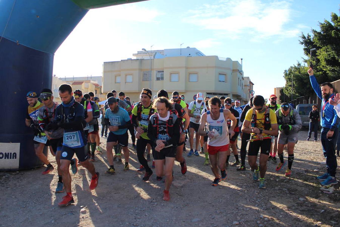 Cerca de 150 deportistas participaron en la jornada de ayer en la primera edición de la Ultra Trail del Mar al Cielo de Poniente, organizada por el Club Deportivo Muebles Mesa, con la colaboración del Instituto Municipal de Deportes (IMD) y la Comunidad Vida Sana. Una aventura y una experiencia única sobre unos paisajes que funden el Mar Mediterráneo y la Sierra de Gádor, donde la originalidad ayudó a que pese a tratarse de una primera edición ya hubiera participantes incluso de fuera de la provincia de Almería.