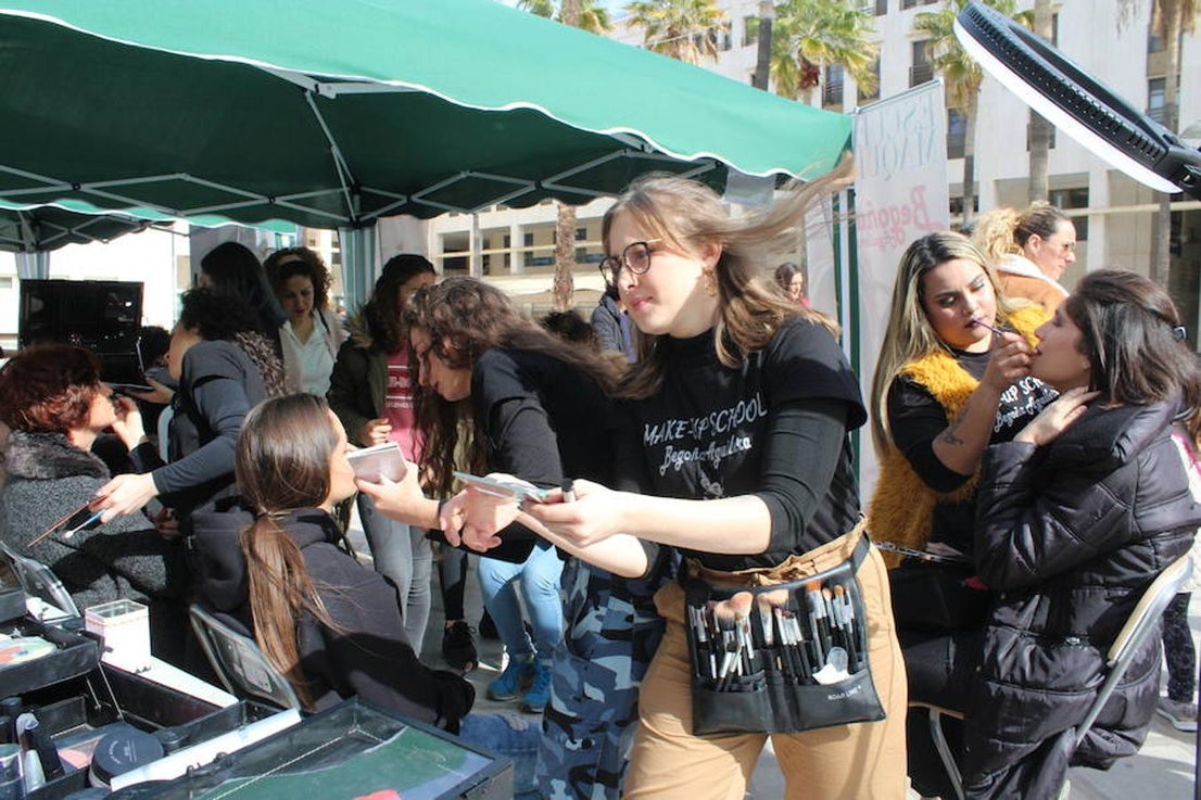 Decenas de personas pasaron a lo largo de la jornada del sábado por la jornada de Belleza Solidaria que tuvo lugar entre la Plaza Mayor y el patio de luces del Ayuntamiento, organizada por la asociación Soy Especial y Qué con la colaboración del Ayuntamiento ejidense, a través del área de Servicios Sociales y Mujer. Una iniciativa que tuvo como objetivo recaudar fondos para que esta entidad sin ánimo de lucro pueda continuar participando en las actividades con animales que desarrolla la empresa Emocionadogs y que sirven como terapia a los usuarios.