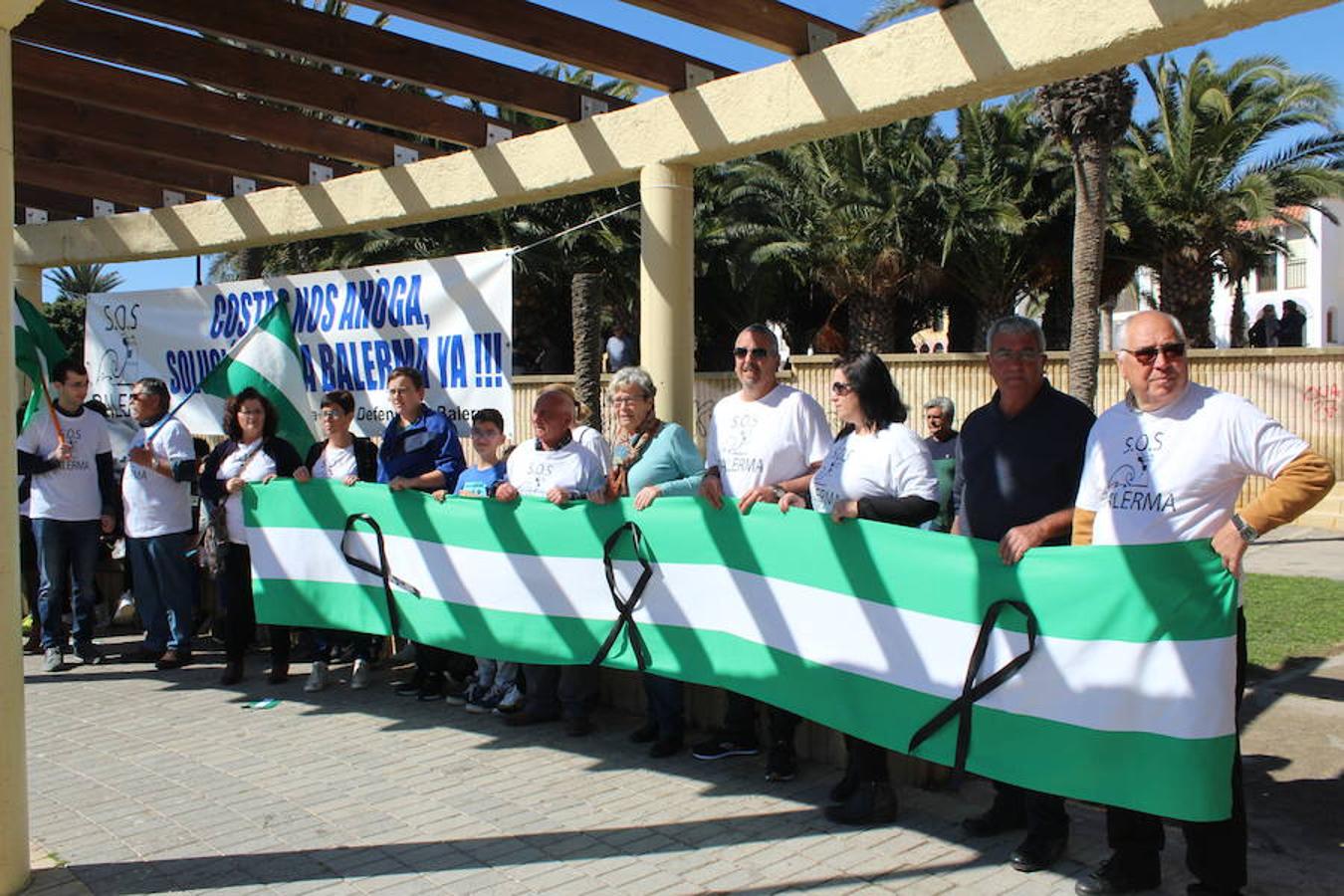 El parque de El Palmeral de Balerma acogió esta mañana la conmemoración del Día de Andalucía en el municipio ejidense como cada año, pero en esta ocasión con un aire muy reivindicativo, dada la situación que padece este núcleo urbano, que ha visto como su costa se degradaba y casi desaparecía y a la que Costas solo da soluciones puntuales, sin resolver el problema de fondo.