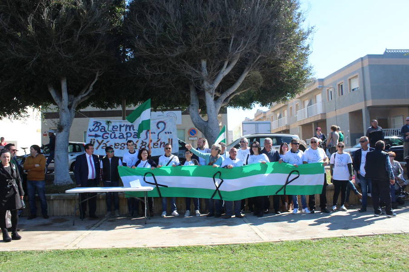 El parque de El Palmeral de Balerma acogió esta mañana la conmemoración del Día de Andalucía en el municipio ejidense como cada año, pero en esta ocasión con un aire muy reivindicativo, dada la situación que padece este núcleo urbano, que ha visto como su costa se degradaba y casi desaparecía y a la que Costas solo da soluciones puntuales, sin resolver el problema de fondo.