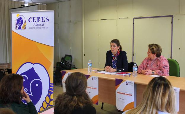 Delia Mira y Dori Luque, durante la inauguración. Ideal