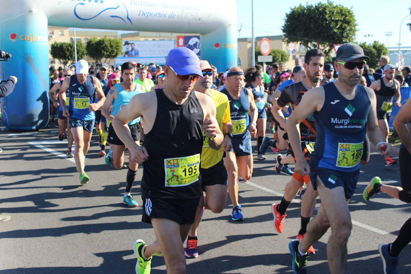 Más de medio millar de runners disfrutaron esta mañana de la XII edición de la Media Maratón de El Ejido Ciudad de las Hortalizas. Una carrera rápida, vistosa y que mantenía el mismo recorrido de ediciones anteriores, con varias subidas que obligaron a los corredores a tener que dosificar y en la que se mejoraron los tiempos de la pasada edición.