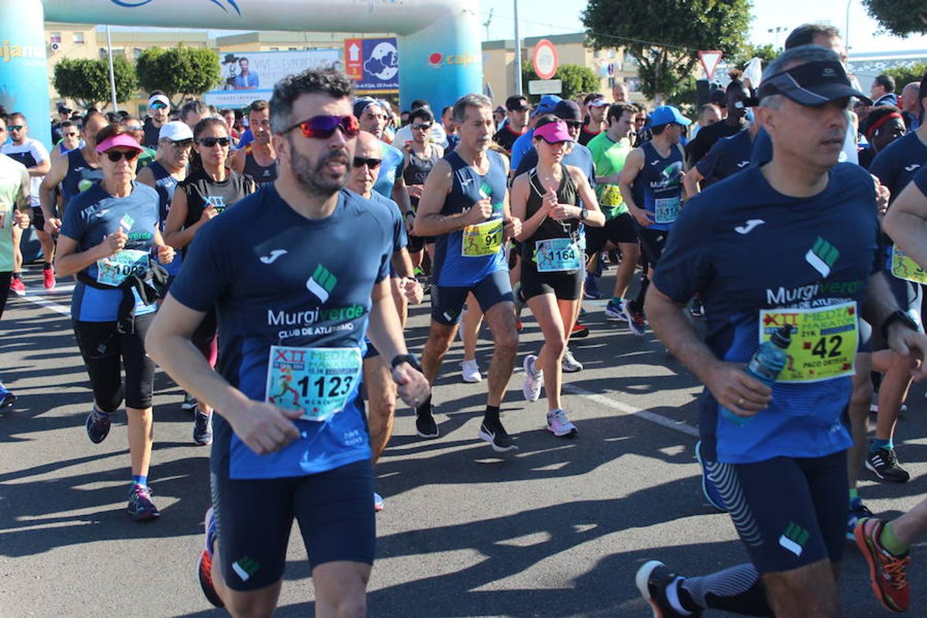 Más de medio millar de runners disfrutaron esta mañana de la XII edición de la Media Maratón de El Ejido Ciudad de las Hortalizas. Una carrera rápida, vistosa y que mantenía el mismo recorrido de ediciones anteriores, con varias subidas que obligaron a los corredores a tener que dosificar y en la que se mejoraron los tiempos de la pasada edición.