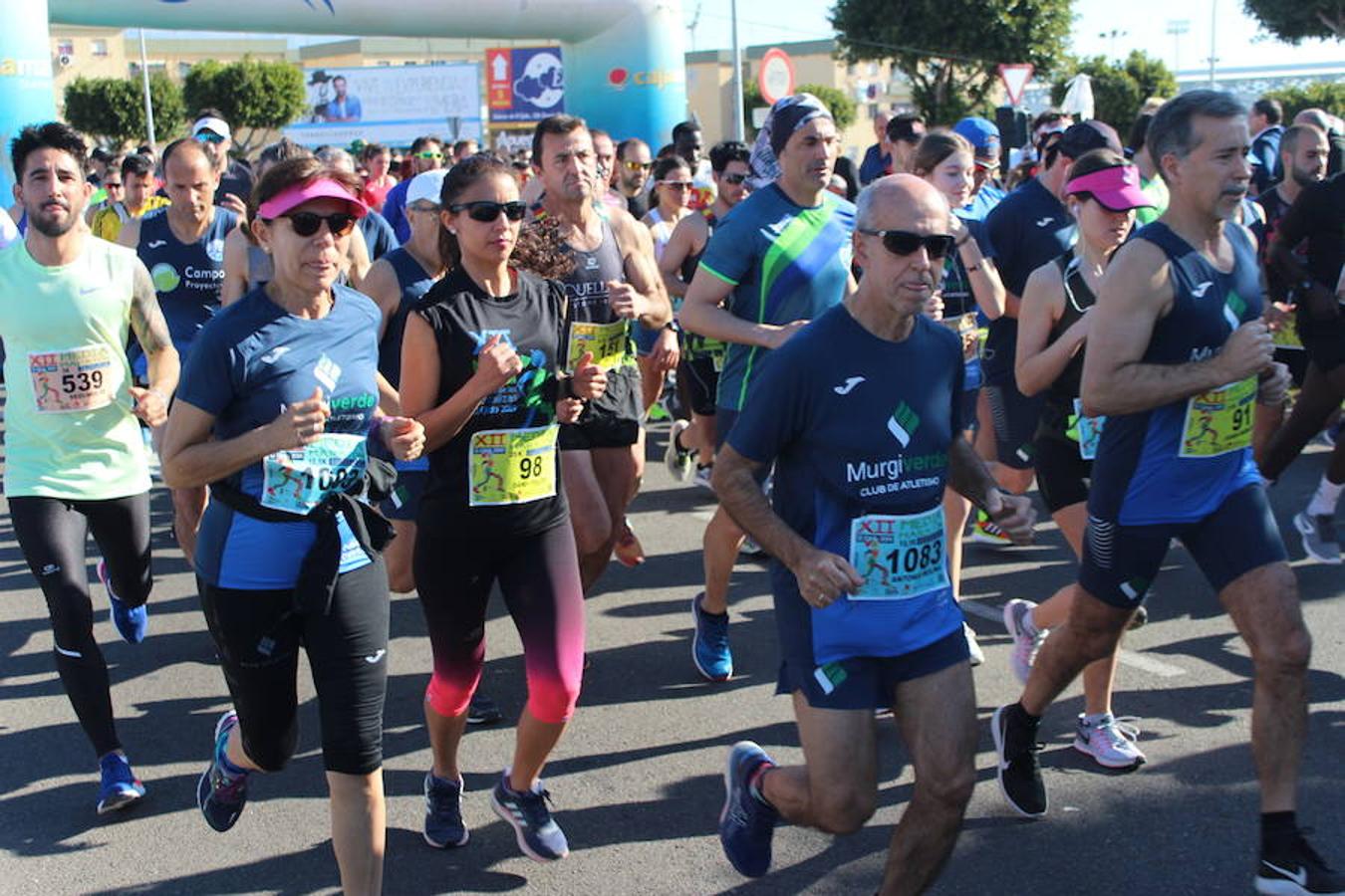 Más de medio millar de runners disfrutaron esta mañana de la XII edición de la Media Maratón de El Ejido Ciudad de las Hortalizas. Una carrera rápida, vistosa y que mantenía el mismo recorrido de ediciones anteriores, con varias subidas que obligaron a los corredores a tener que dosificar y en la que se mejoraron los tiempos de la pasada edición.