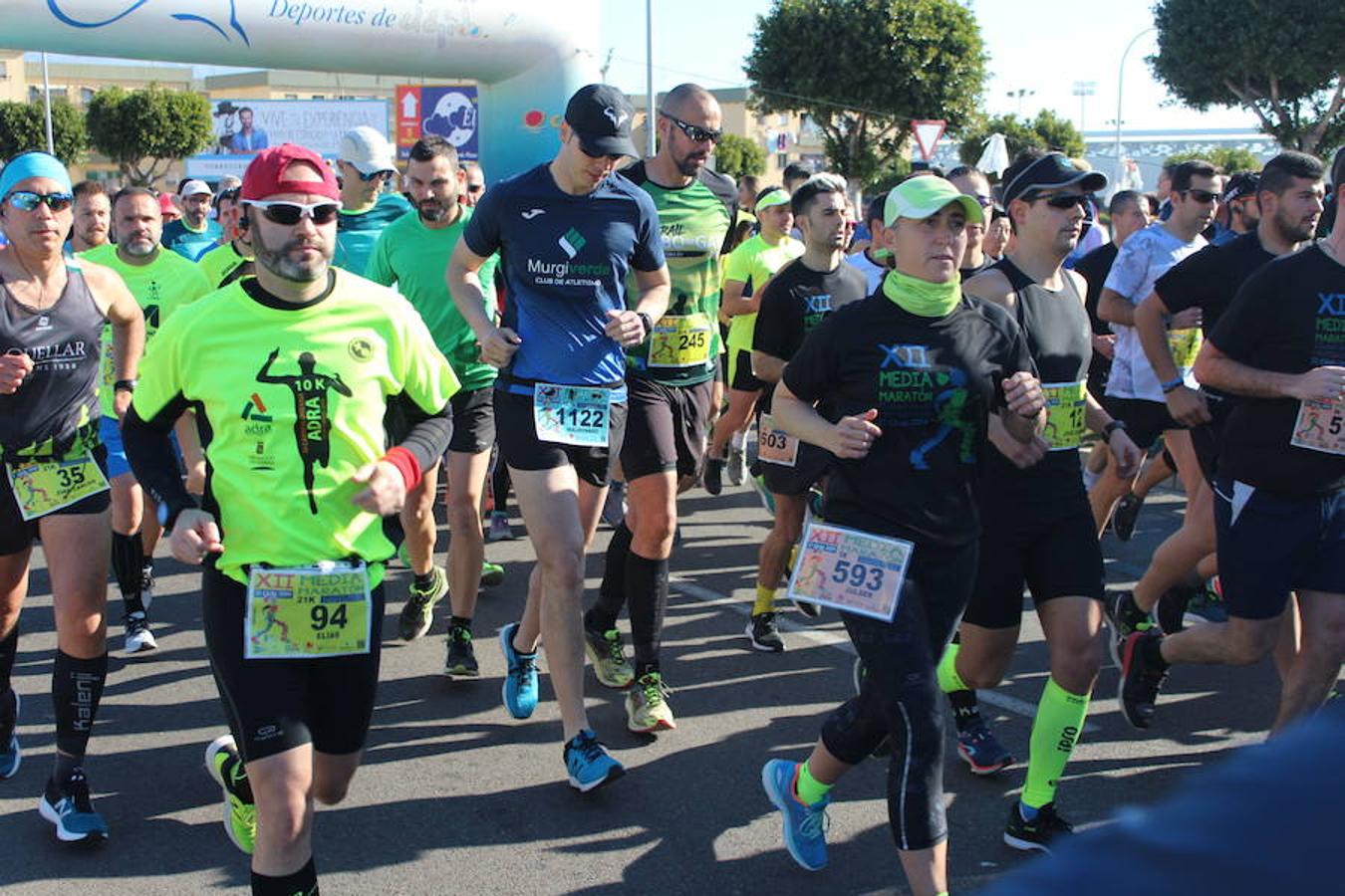 Más de medio millar de runners disfrutaron esta mañana de la XII edición de la Media Maratón de El Ejido Ciudad de las Hortalizas. Una carrera rápida, vistosa y que mantenía el mismo recorrido de ediciones anteriores, con varias subidas que obligaron a los corredores a tener que dosificar y en la que se mejoraron los tiempos de la pasada edición.