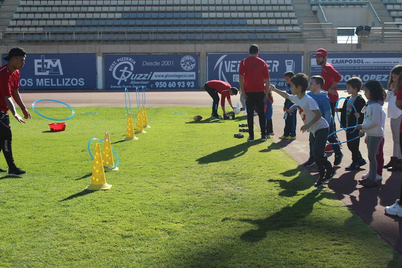 Más de medio millar de runners disfrutaron esta mañana de la XII edición de la Media Maratón de El Ejido Ciudad de las Hortalizas. Una carrera rápida, vistosa y que mantenía el mismo recorrido de ediciones anteriores, con varias subidas que obligaron a los corredores a tener que dosificar y en la que se mejoraron los tiempos de la pasada edición.