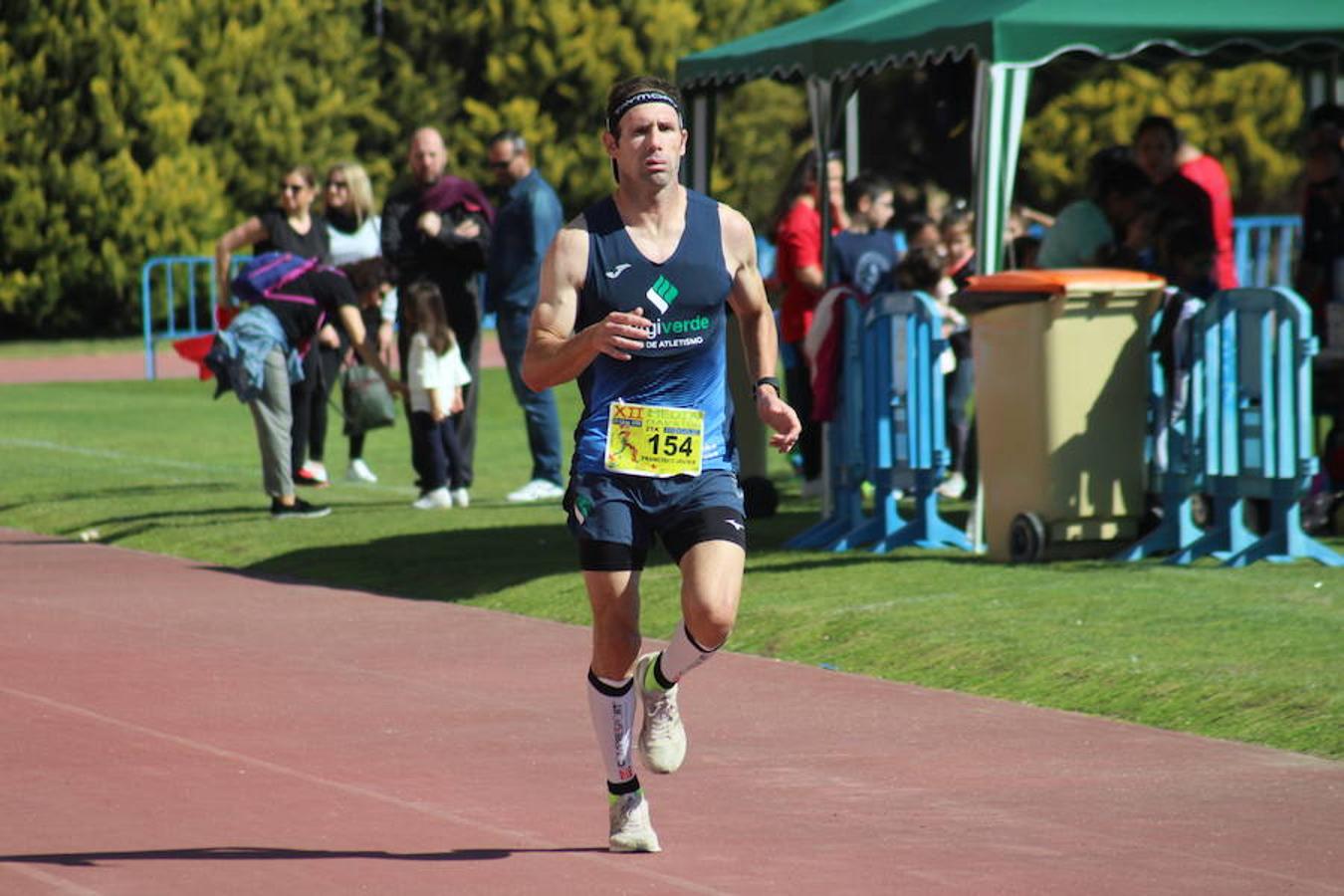 Más de medio millar de runners disfrutaron esta mañana de la XII edición de la Media Maratón de El Ejido Ciudad de las Hortalizas. Una carrera rápida, vistosa y que mantenía el mismo recorrido de ediciones anteriores, con varias subidas que obligaron a los corredores a tener que dosificar y en la que se mejoraron los tiempos de la pasada edición.