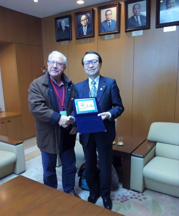 El jefe del área de Agricultura del Consistorio, Antonio Escobar, y el vicepresidente de 'Zen-Noh', Kubo.