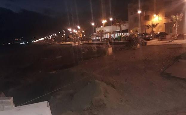 Imagen que se encontraron anoche los vecinos con la zona afectada derruida y las marcas del nuevo paseo tiradas. 