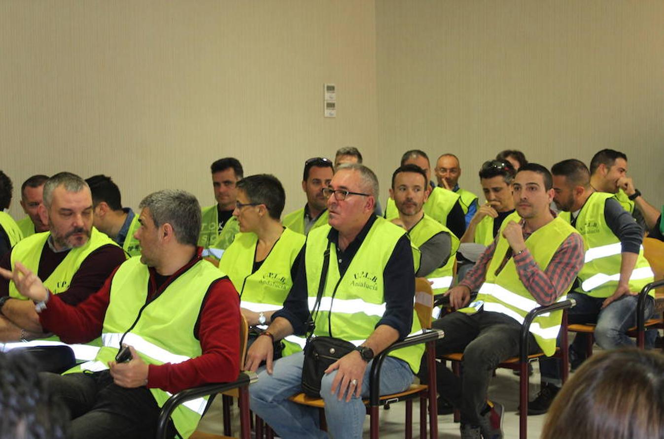 Hasta seis concejales tomaron posesión de su cargo en el Pleno ordinario que se vivió esta mañana en el Ayuntamiento de El Ejido y que tuvo una duración de cinco horas. Bernardo Robles por el PP y por el PSOE Antonia Martín Escobar, Gabriel Giménez, Miguel Ángel Suárez Hernández, Francisco Ripoll Medina y Concepción Dolores Romera Jiménez. Antes de esto, fue el sorteo de los integrantes de las mesas electorales del 28 de abril.