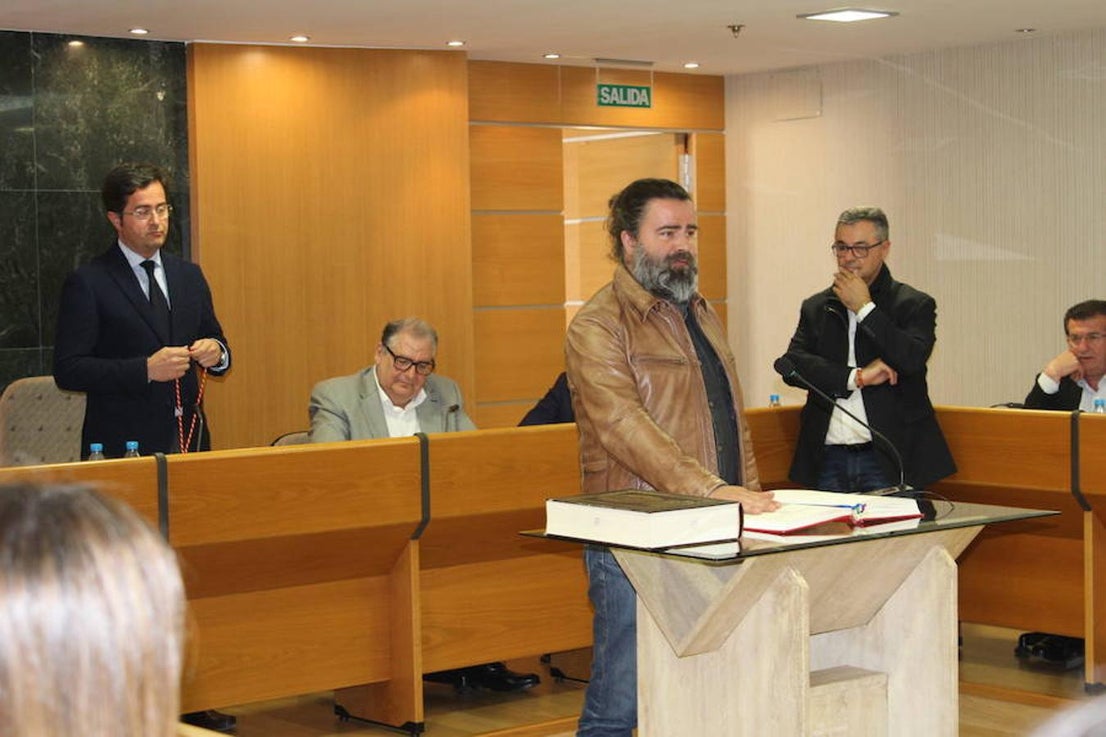 Hasta seis concejales tomaron posesión de su cargo en el Pleno ordinario que se vivió esta mañana en el Ayuntamiento de El Ejido y que tuvo una duración de cinco horas. Bernardo Robles por el PP y por el PSOE Antonia Martín Escobar, Gabriel Giménez, Miguel Ángel Suárez Hernández, Francisco Ripoll Medina y Concepción Dolores Romera Jiménez. Antes de esto, fue el sorteo de los integrantes de las mesas electorales del 28 de abril.
