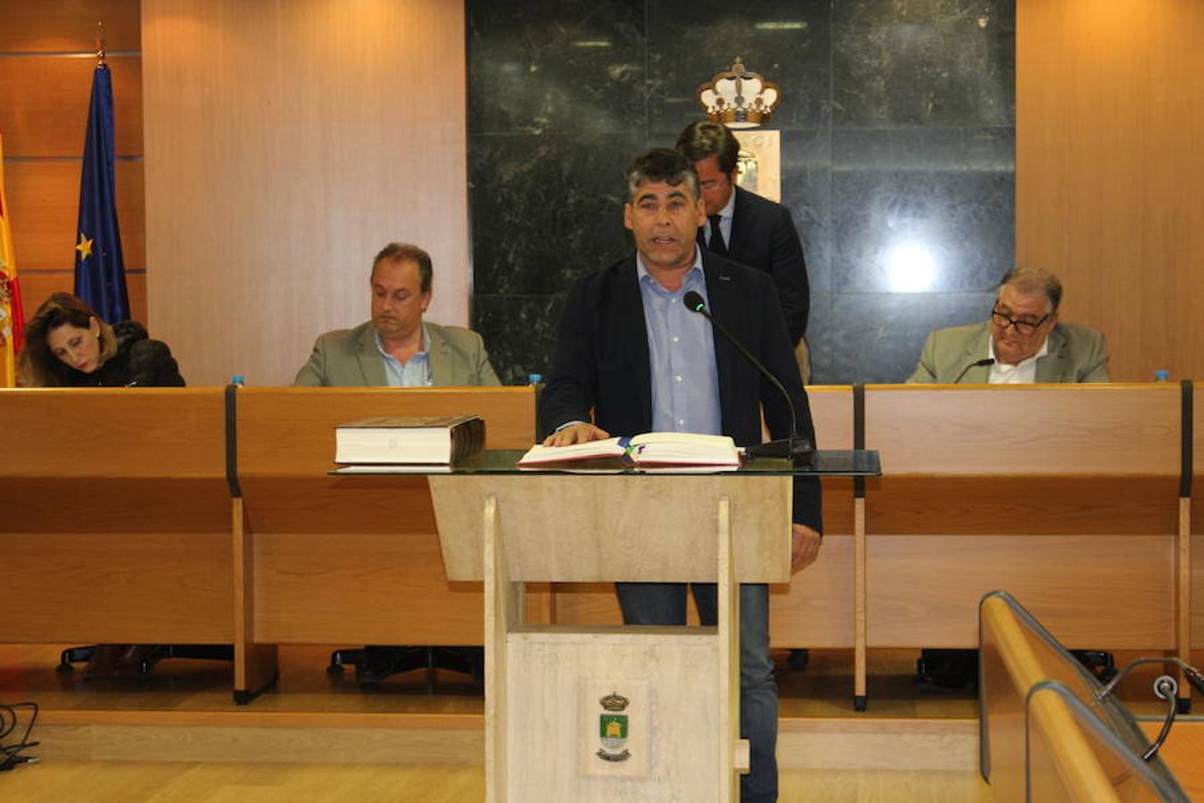 Hasta seis concejales tomaron posesión de su cargo en el Pleno ordinario que se vivió esta mañana en el Ayuntamiento de El Ejido y que tuvo una duración de cinco horas. Bernardo Robles por el PP y por el PSOE Antonia Martín Escobar, Gabriel Giménez, Miguel Ángel Suárez Hernández, Francisco Ripoll Medina y Concepción Dolores Romera Jiménez. Antes de esto, fue el sorteo de los integrantes de las mesas electorales del 28 de abril.