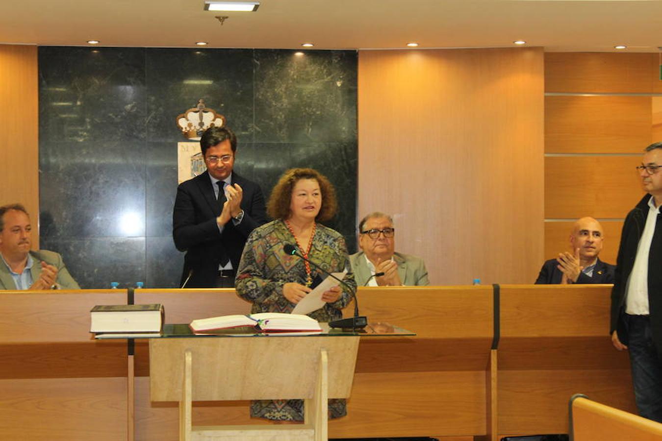 Hasta seis concejales tomaron posesión de su cargo en el Pleno ordinario que se vivió esta mañana en el Ayuntamiento de El Ejido y que tuvo una duración de cinco horas. Bernardo Robles por el PP y por el PSOE Antonia Martín Escobar, Gabriel Giménez, Miguel Ángel Suárez Hernández, Francisco Ripoll Medina y Concepción Dolores Romera Jiménez. Antes de esto, fue el sorteo de los integrantes de las mesas electorales del 28 de abril.