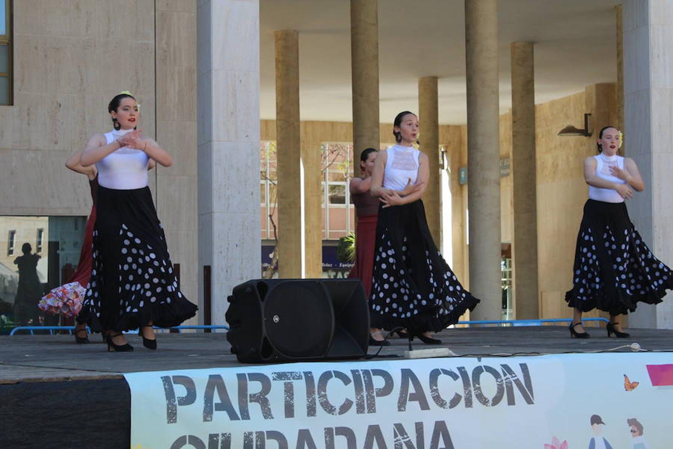 El tejido asociativo ejidense se dio cita en el día de ayer en la Plaza Mayor para formar parte del VII Encuentro Asociativo. Una actividad que contó con la participación de 37 entidades y con cerca de medio centenar de actividades paralelas a lo largo de toda la jornada.