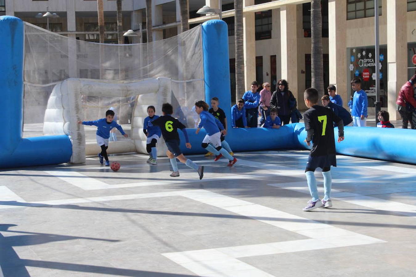 El tejido asociativo ejidense se dio cita en el día de ayer en la Plaza Mayor para formar parte del VII Encuentro Asociativo. Una actividad que contó con la participación de 37 entidades y con cerca de medio centenar de actividades paralelas a lo largo de toda la jornada.