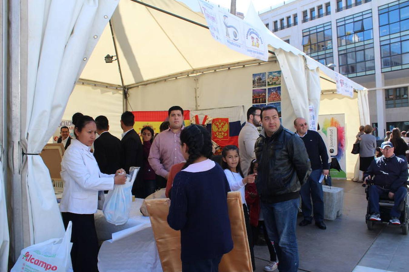 El tejido asociativo ejidense se dio cita en el día de ayer en la Plaza Mayor para formar parte del VII Encuentro Asociativo. Una actividad que contó con la participación de 37 entidades y con cerca de medio centenar de actividades paralelas a lo largo de toda la jornada.