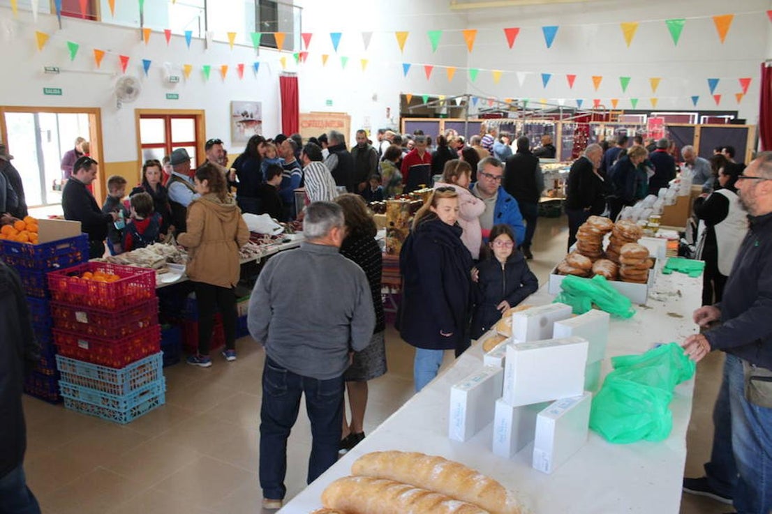 Miles de personas visitaron este pasado fin de semana el núcleo de Tarambana para vivir y disfrutar de la séptima edición de la Feria del Ganado, que organizan la Comisión de Fiestas Tarambana con la colaboración del Ayuntamiento de El Ejido, la Junta Local y la Asociación de Vecinos 'La Fabriquilla'. Pese al viento y al frío que este fin de semana imperó en el municipio ejidense, este evento ganadero registró una gran afluencia, demostrando que se trata de una feria que se ha consolidado en el tiempo y que crece cada año, con visitantes llegados no solo del propio municipio, sino de toda la provincia e incluso de otras provincias cercanas. 