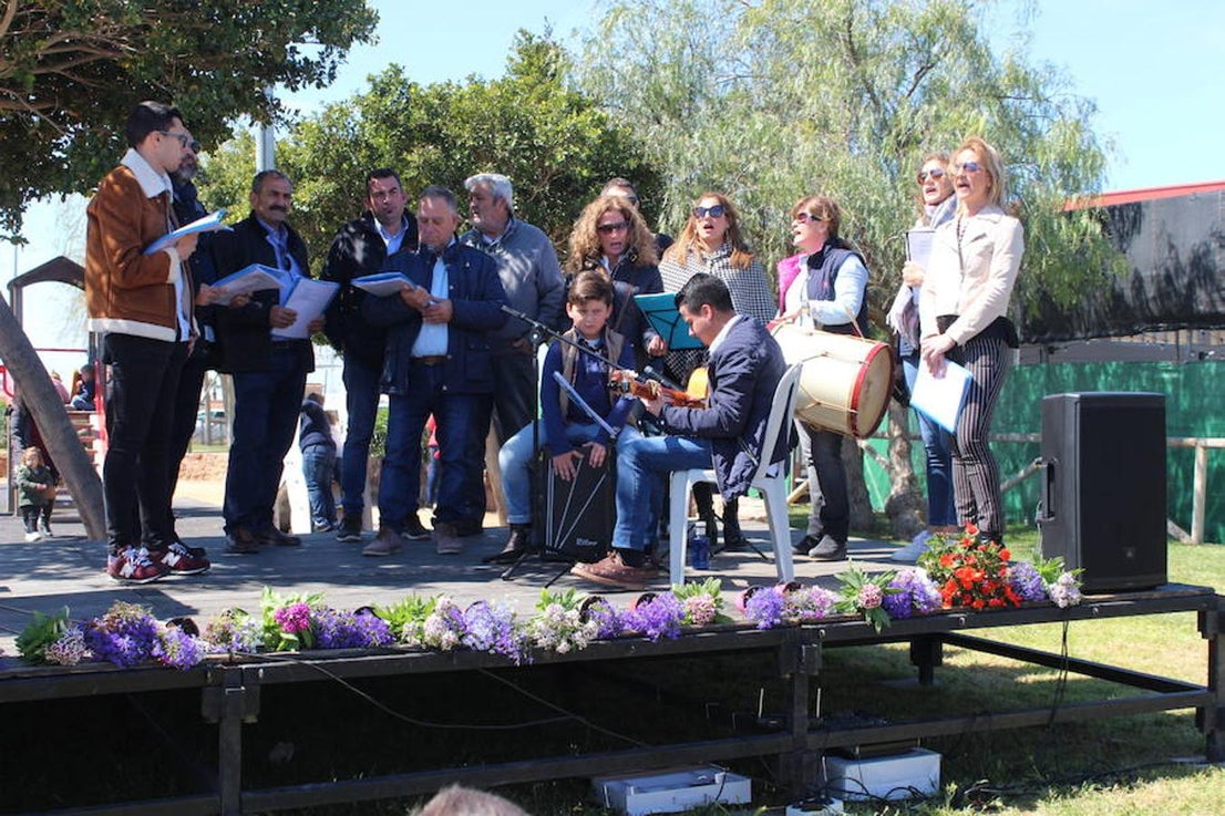 Miles de personas visitaron este pasado fin de semana el núcleo de Tarambana para vivir y disfrutar de la séptima edición de la Feria del Ganado, que organizan la Comisión de Fiestas Tarambana con la colaboración del Ayuntamiento de El Ejido, la Junta Local y la Asociación de Vecinos 'La Fabriquilla'. Pese al viento y al frío que este fin de semana imperó en el municipio ejidense, este evento ganadero registró una gran afluencia, demostrando que se trata de una feria que se ha consolidado en el tiempo y que crece cada año, con visitantes llegados no solo del propio municipio, sino de toda la provincia e incluso de otras provincias cercanas. 