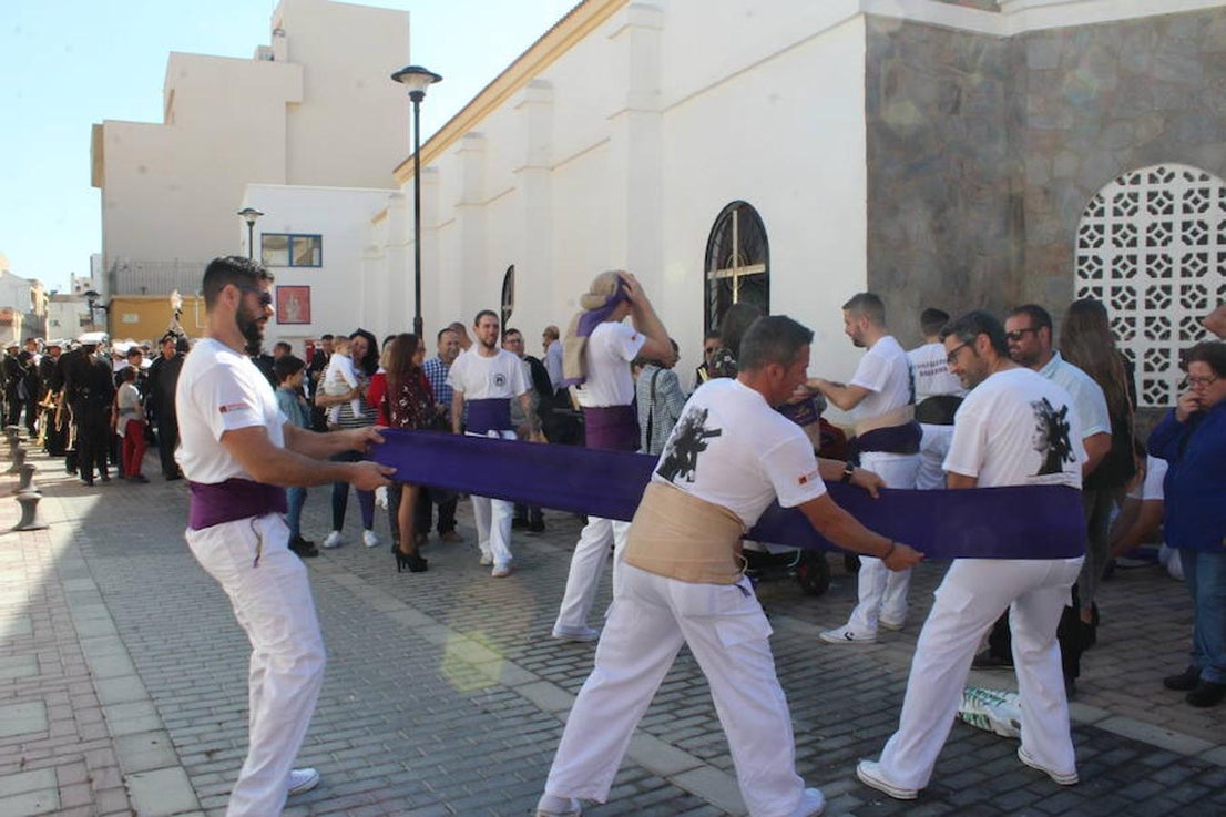 El municipio de El Ejido se despertó ayer oliendo a incienso y con las palmas y los ramos llenando las calles tanto del centro de la localidad como de los núcleos, ya que todas las parroquias celebraron ayer el Domingo de Ramos, desde Matagorda hasta San Agustín, pasando por Pampanico, Santa María del Águila, Las Norias de Daza, La Loma o Santo Domingo. Sin embargo, la primera procesión de esta Semana Santa la protagonizó Balerma, donde la Cofradía de Nuestro Padre Jesús Nazareno y Nuestra Señora de los Dolore procesionó la imagen de Nuestro Padre Jesús de la Oración del Huerto.