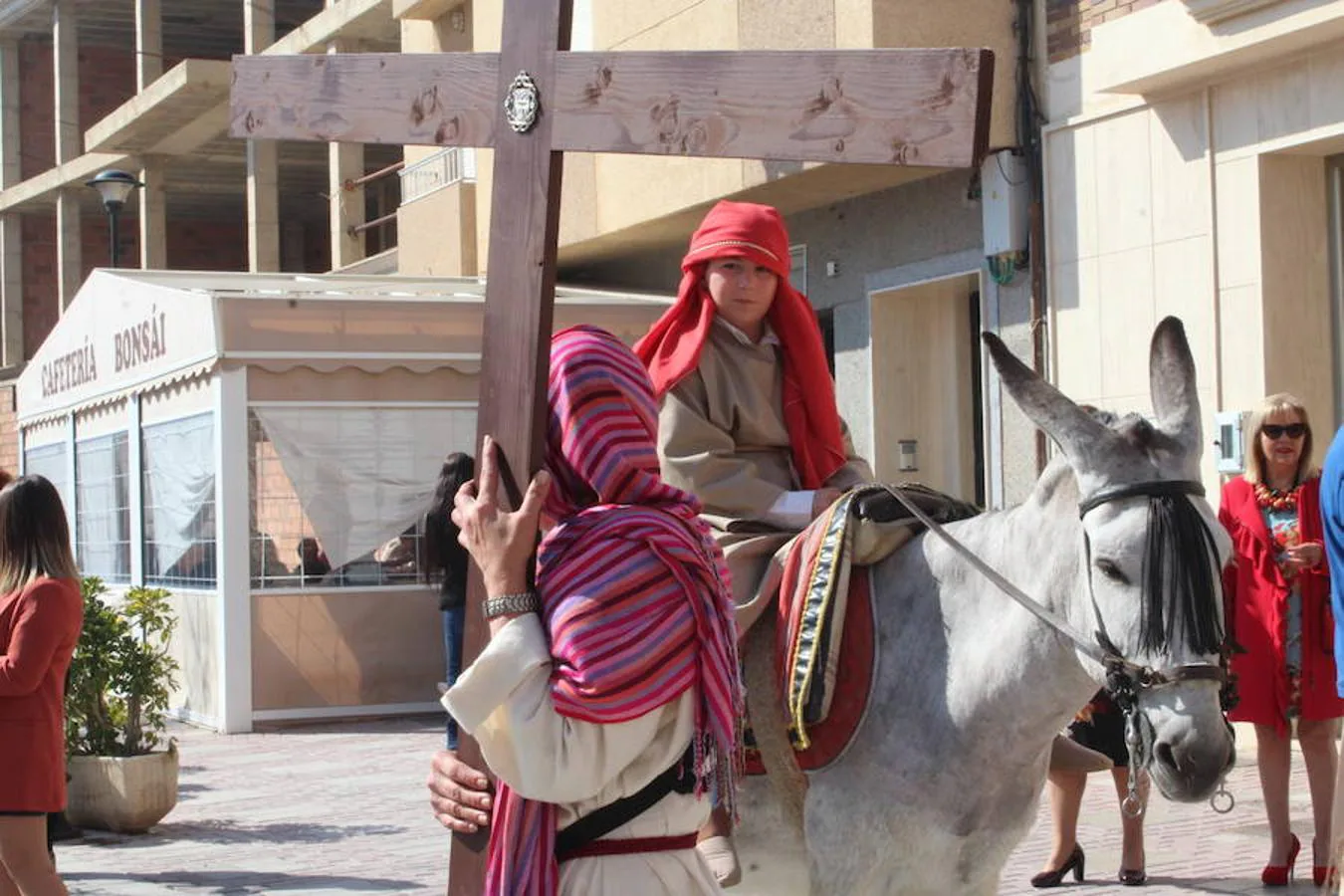 El municipio de El Ejido se despertó ayer oliendo a incienso y con las palmas y los ramos llenando las calles tanto del centro de la localidad como de los núcleos, ya que todas las parroquias celebraron ayer el Domingo de Ramos, desde Matagorda hasta San Agustín, pasando por Pampanico, Santa María del Águila, Las Norias de Daza, La Loma o Santo Domingo. Sin embargo, la primera procesión de esta Semana Santa la protagonizó Balerma, donde la Cofradía de Nuestro Padre Jesús Nazareno y Nuestra Señora de los Dolore procesionó la imagen de Nuestro Padre Jesús de la Oración del Huerto.