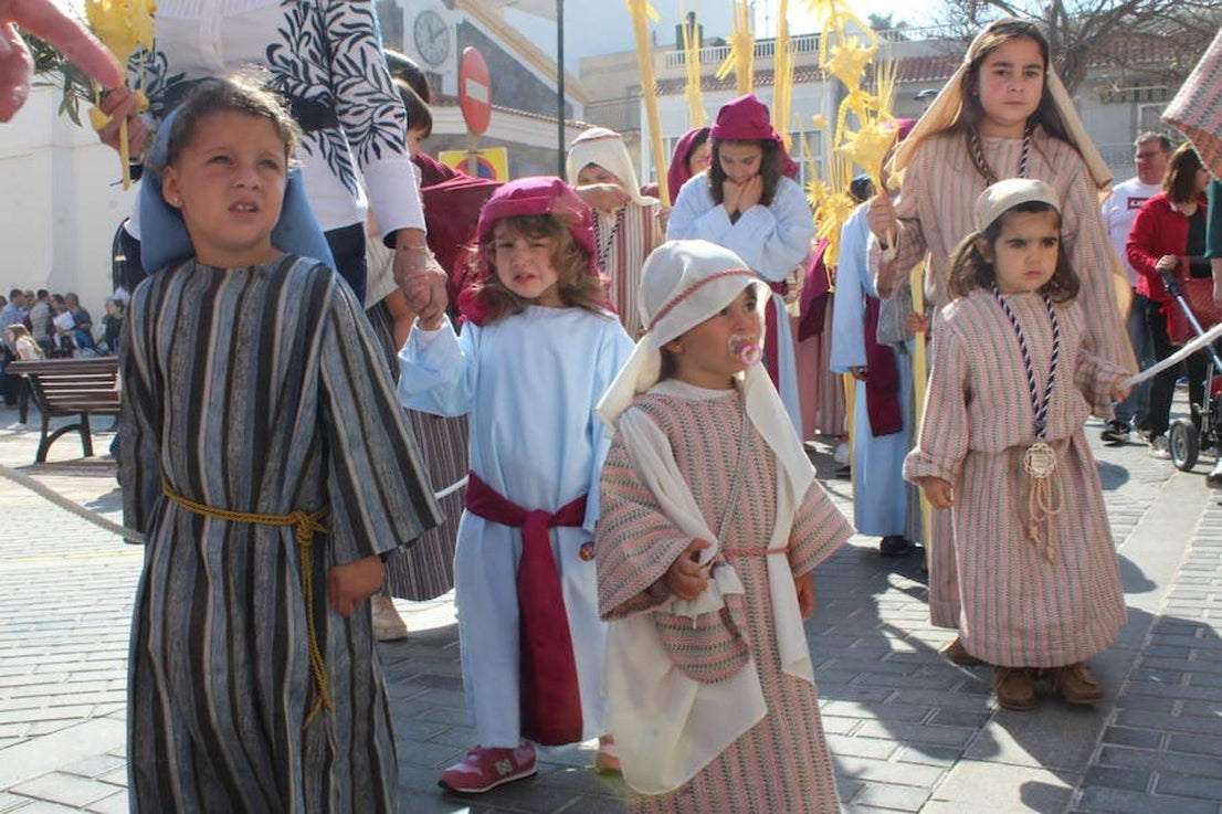El municipio de El Ejido se despertó ayer oliendo a incienso y con las palmas y los ramos llenando las calles tanto del centro de la localidad como de los núcleos, ya que todas las parroquias celebraron ayer el Domingo de Ramos, desde Matagorda hasta San Agustín, pasando por Pampanico, Santa María del Águila, Las Norias de Daza, La Loma o Santo Domingo. Sin embargo, la primera procesión de esta Semana Santa la protagonizó Balerma, donde la Cofradía de Nuestro Padre Jesús Nazareno y Nuestra Señora de los Dolore procesionó la imagen de Nuestro Padre Jesús de la Oración del Huerto.