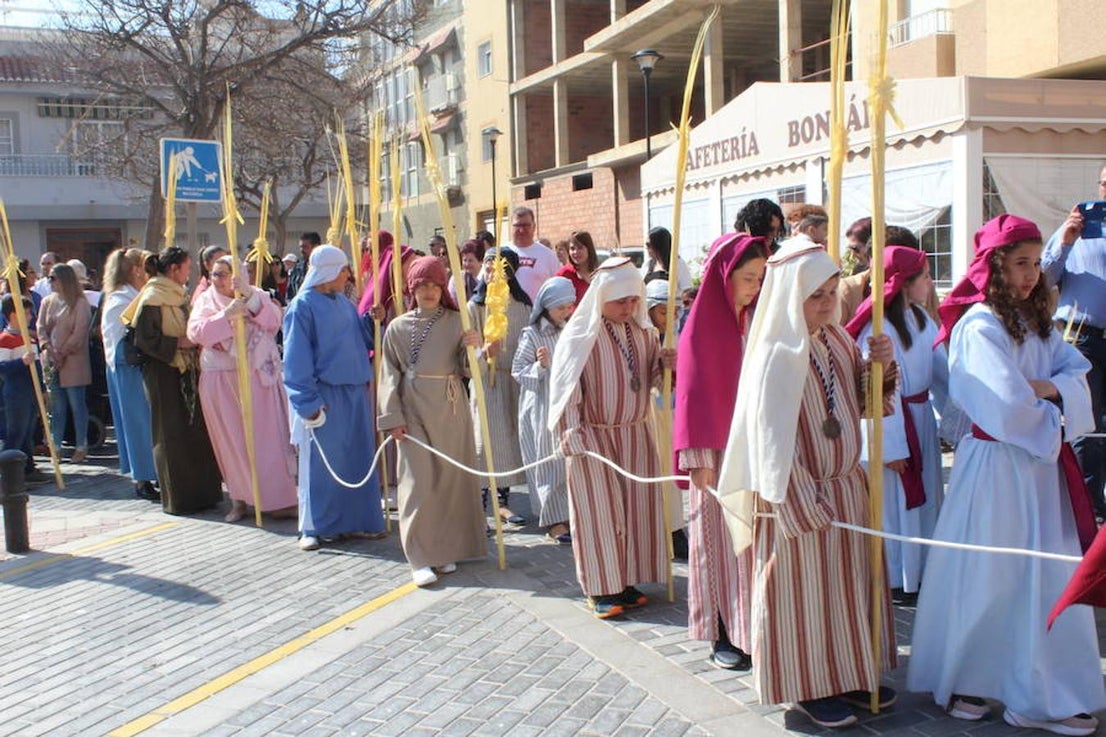 El municipio de El Ejido se despertó ayer oliendo a incienso y con las palmas y los ramos llenando las calles tanto del centro de la localidad como de los núcleos, ya que todas las parroquias celebraron ayer el Domingo de Ramos, desde Matagorda hasta San Agustín, pasando por Pampanico, Santa María del Águila, Las Norias de Daza, La Loma o Santo Domingo. Sin embargo, la primera procesión de esta Semana Santa la protagonizó Balerma, donde la Cofradía de Nuestro Padre Jesús Nazareno y Nuestra Señora de los Dolore procesionó la imagen de Nuestro Padre Jesús de la Oración del Huerto.