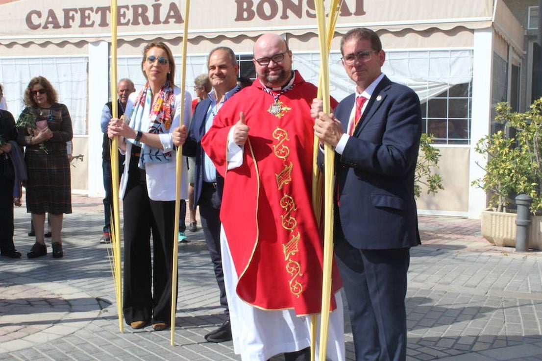 El municipio de El Ejido se despertó ayer oliendo a incienso y con las palmas y los ramos llenando las calles tanto del centro de la localidad como de los núcleos, ya que todas las parroquias celebraron ayer el Domingo de Ramos, desde Matagorda hasta San Agustín, pasando por Pampanico, Santa María del Águila, Las Norias de Daza, La Loma o Santo Domingo. Sin embargo, la primera procesión de esta Semana Santa la protagonizó Balerma, donde la Cofradía de Nuestro Padre Jesús Nazareno y Nuestra Señora de los Dolore procesionó la imagen de Nuestro Padre Jesús de la Oración del Huerto.