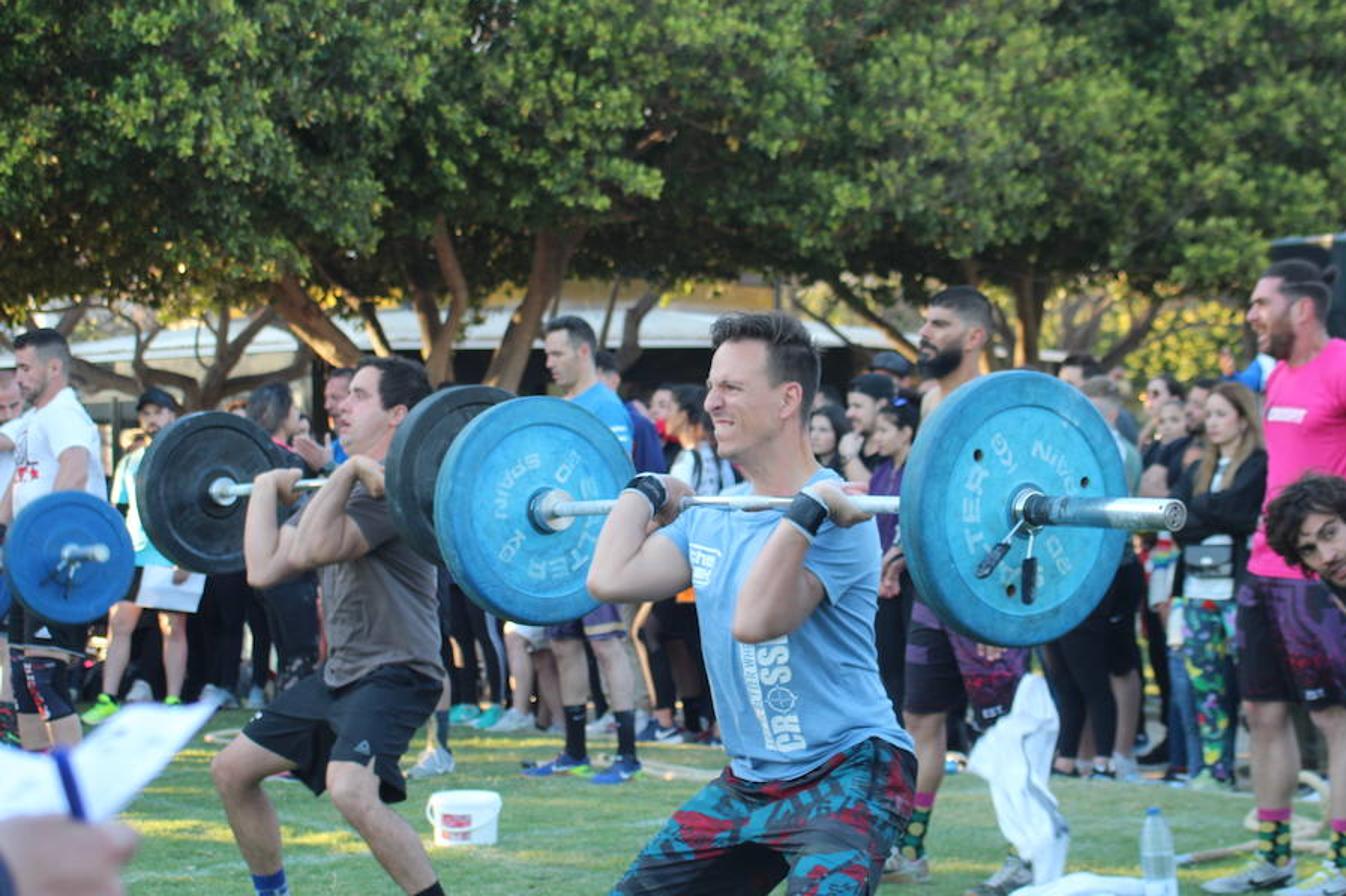 Tarde de gran ambiente la vivida el pasado sábado en el Parque Municipal de El EJido con la celebración de la segunda edición del campeonato de Crossfit El Ejido Challenge. Más de cuatro horas de intensa competición que contó con la participación de 54 equiposy 216 deportistas, que demostraron la espectacularidad de este deporte.