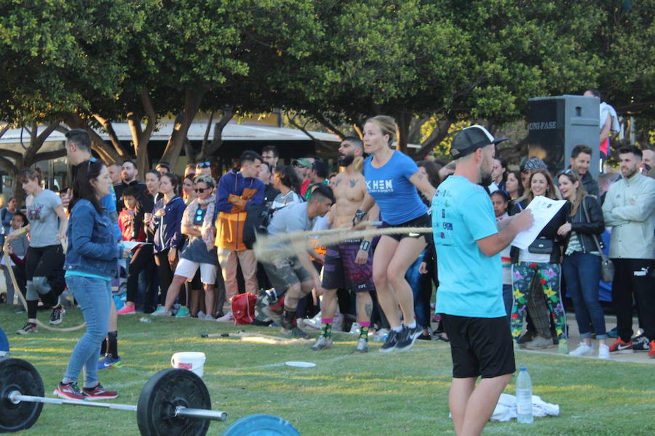 Tarde de gran ambiente la vivida el pasado sábado en el Parque Municipal de El EJido con la celebración de la segunda edición del campeonato de Crossfit El Ejido Challenge. Más de cuatro horas de intensa competición que contó con la participación de 54 equiposy 216 deportistas, que demostraron la espectacularidad de este deporte.