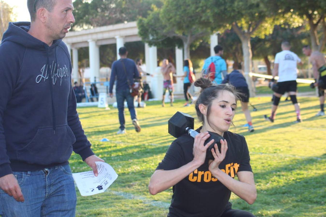 Tarde de gran ambiente la vivida el pasado sábado en el Parque Municipal de El EJido con la celebración de la segunda edición del campeonato de Crossfit El Ejido Challenge. Más de cuatro horas de intensa competición que contó con la participación de 54 equiposy 216 deportistas, que demostraron la espectacularidad de este deporte.