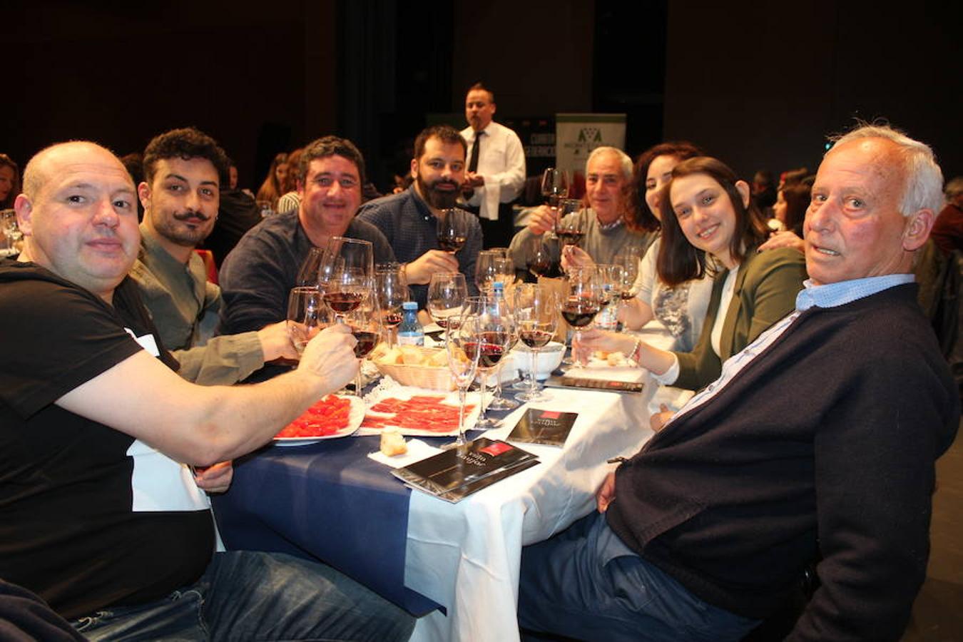 Los ejidenses tenían ganas ya de que llegaran sus fiestas deSan Marcos y así lo demostraron acudiendo al recinto ferial en el día de su inauguración, llenando el aforo de la cata de vinos y disfrutando del I Festival de Flamenco. Hoy el ferial volverá a abrir a las 18 horas. 