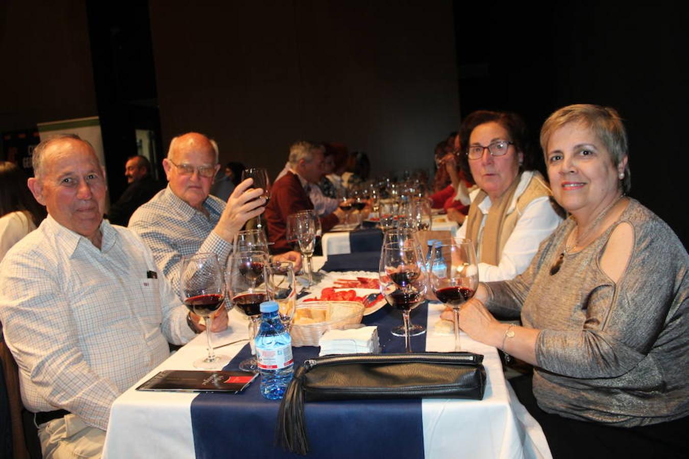 Los ejidenses tenían ganas ya de que llegaran sus fiestas deSan Marcos y así lo demostraron acudiendo al recinto ferial en el día de su inauguración, llenando el aforo de la cata de vinos y disfrutando del I Festival de Flamenco. Hoy el ferial volverá a abrir a las 18 horas. 