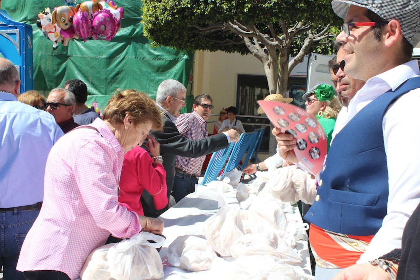 El Ejido se despertó ayer con un cielo raso, soleado, con una temperatura alta, que bien podía pasar por día veraniego, para saludar a San Marcos en su día grande, el día en que procesionó por las calles del municipio, en uno de los eventos que mayor número de asistentes registra a lo largo del año. 