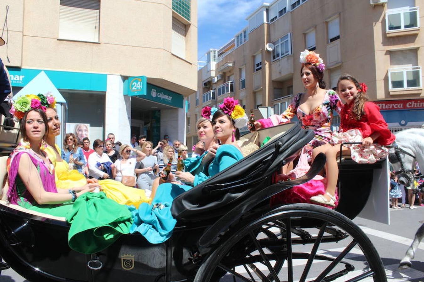 El Ejido se despertó ayer con un cielo raso, soleado, con una temperatura alta, que bien podía pasar por día veraniego, para saludar a San Marcos en su día grande, el día en que procesionó por las calles del municipio, en uno de los eventos que mayor número de asistentes registra a lo largo del año. 