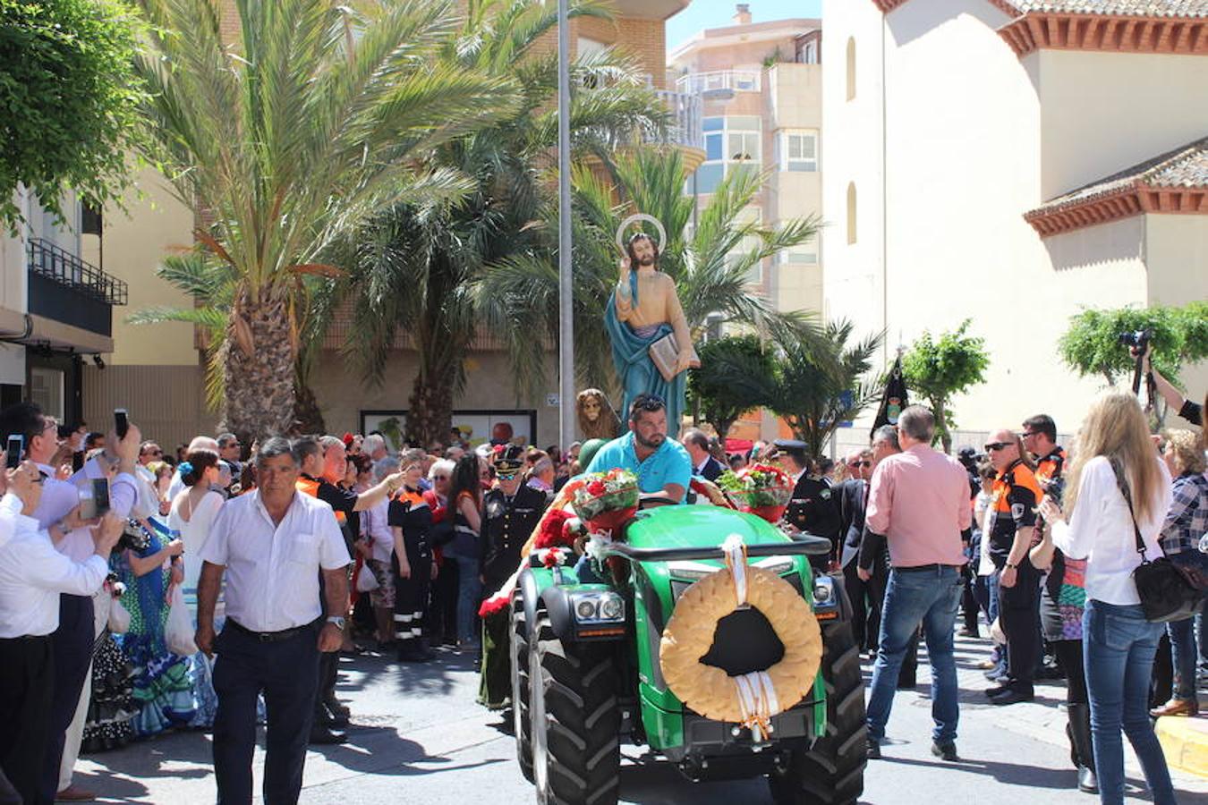 El Ejido se despertó ayer con un cielo raso, soleado, con una temperatura alta, que bien podía pasar por día veraniego, para saludar a San Marcos en su día grande, el día en que procesionó por las calles del municipio, en uno de los eventos que mayor número de asistentes registra a lo largo del año. 