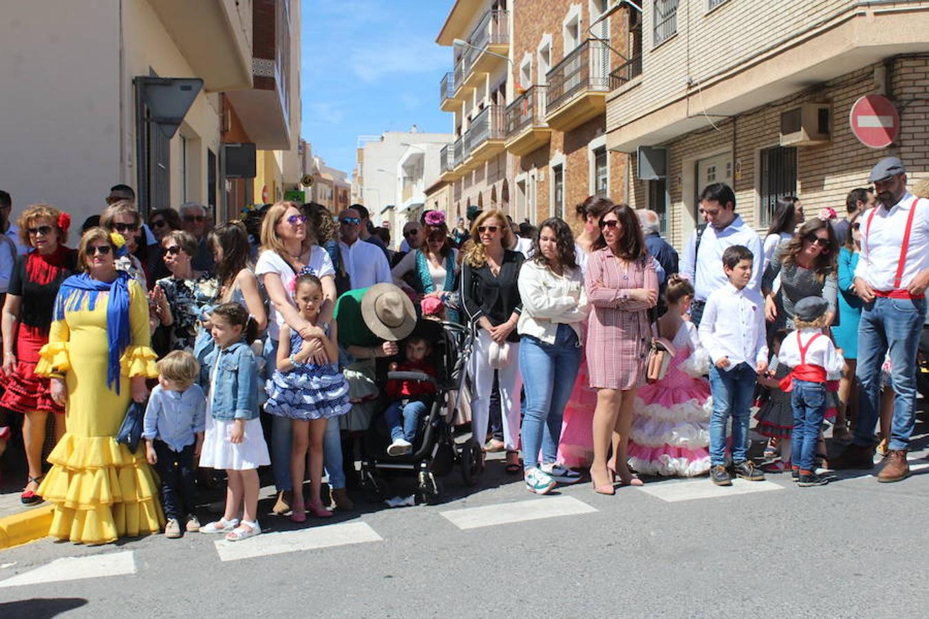 El Ejido se despertó ayer con un cielo raso, soleado, con una temperatura alta, que bien podía pasar por día veraniego, para saludar a San Marcos en su día grande, el día en que procesionó por las calles del municipio, en uno de los eventos que mayor número de asistentes registra a lo largo del año. 