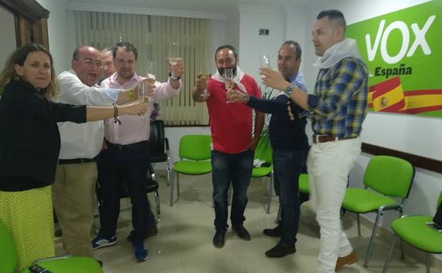 Miembros de Vox El Ejido, celebrando en la sede la victoria en El Ejido. 