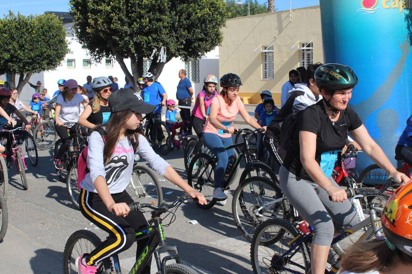 El núcleo de Las Norias arrancó el mes de mayo con una actividad deportiva y familiar que se ha convertido en un clásico y que reunió a más de 200 personas. El Día de la Bicicleta de Las Norias permitió ver en la mañana de ayer a muchos pequeños acompañados de amigos, padres e incluso abuelos.