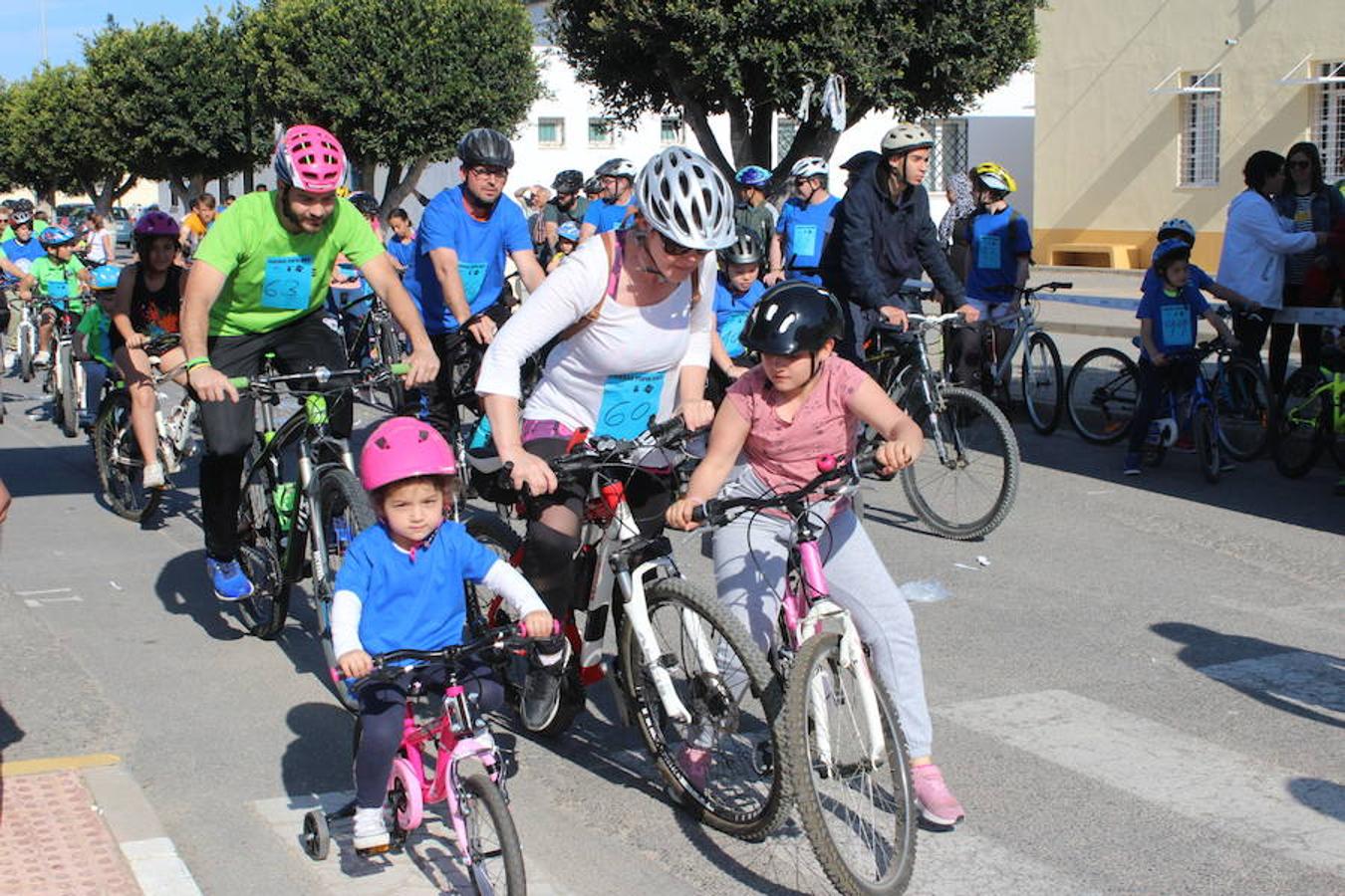 El núcleo de Las Norias arrancó el mes de mayo con una actividad deportiva y familiar que se ha convertido en un clásico y que reunió a más de 200 personas. El Día de la Bicicleta de Las Norias permitió ver en la mañana de ayer a muchos pequeños acompañados de amigos, padres e incluso abuelos.