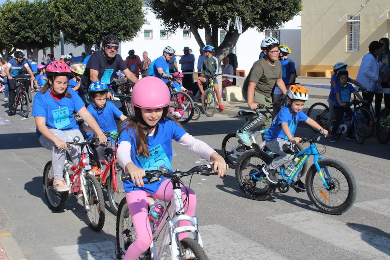 El núcleo de Las Norias arrancó el mes de mayo con una actividad deportiva y familiar que se ha convertido en un clásico y que reunió a más de 200 personas. El Día de la Bicicleta de Las Norias permitió ver en la mañana de ayer a muchos pequeños acompañados de amigos, padres e incluso abuelos.