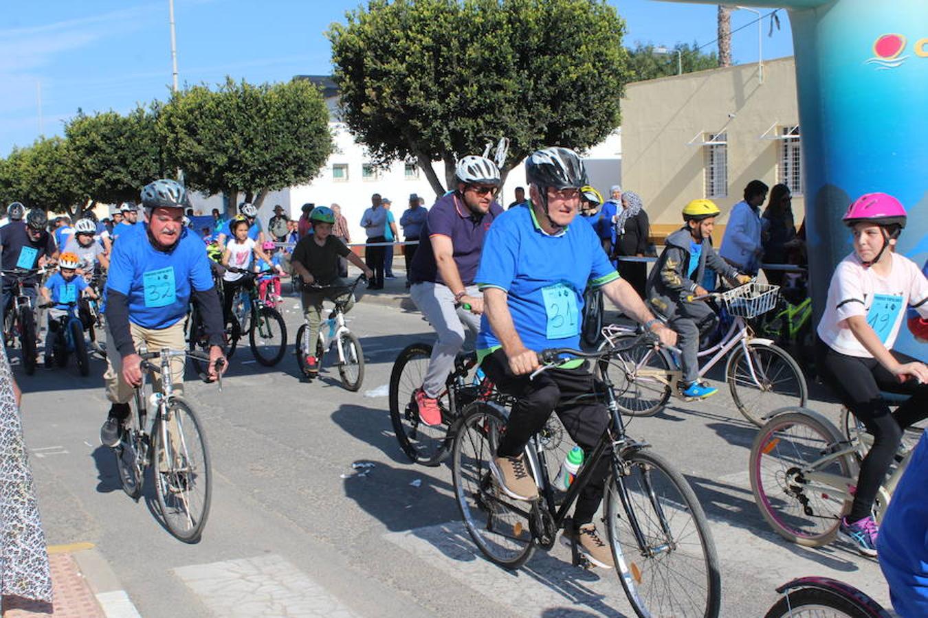 El núcleo de Las Norias arrancó el mes de mayo con una actividad deportiva y familiar que se ha convertido en un clásico y que reunió a más de 200 personas. El Día de la Bicicleta de Las Norias permitió ver en la mañana de ayer a muchos pequeños acompañados de amigos, padres e incluso abuelos.