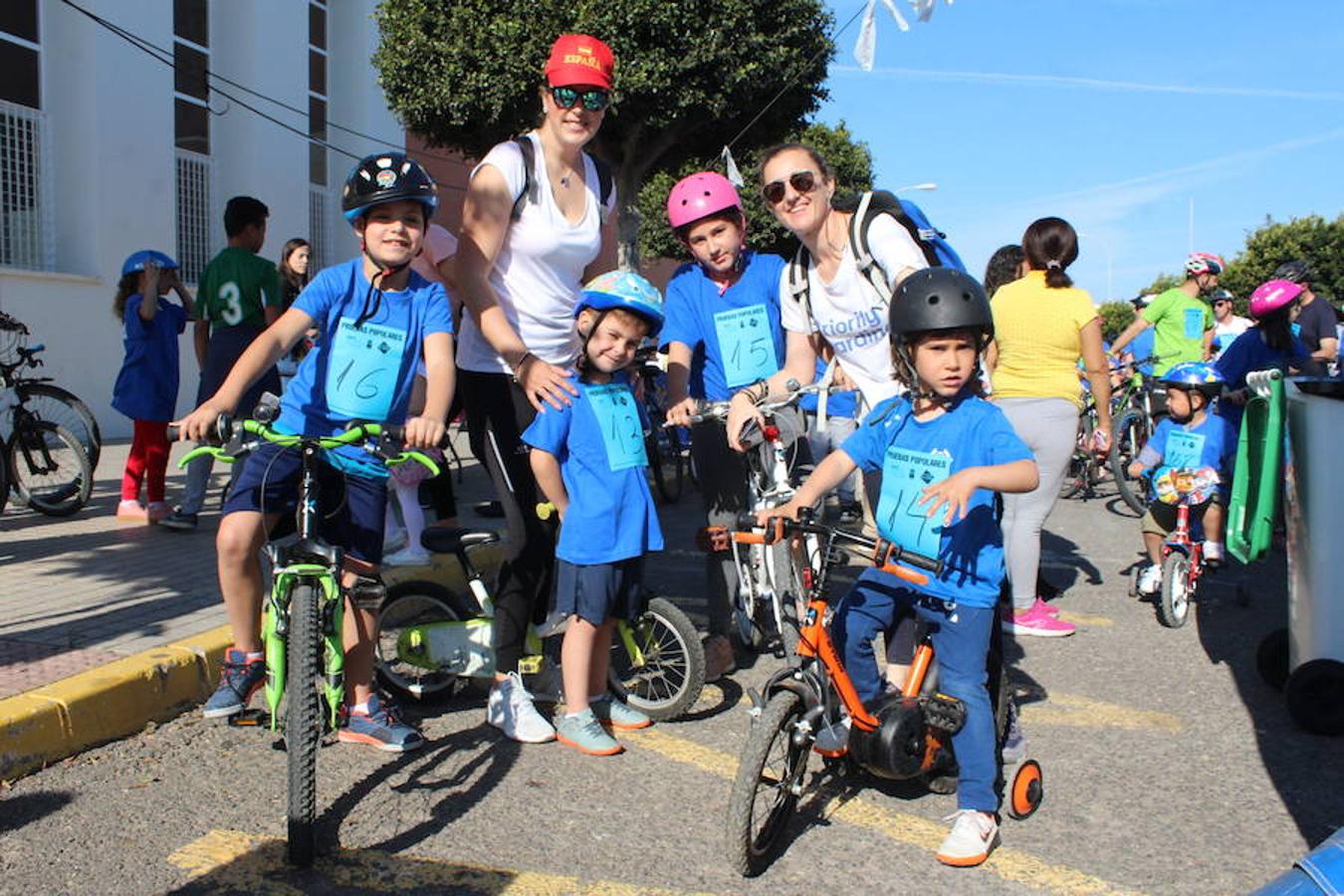 El núcleo de Las Norias arrancó el mes de mayo con una actividad deportiva y familiar que se ha convertido en un clásico y que reunió a más de 200 personas. El Día de la Bicicleta de Las Norias permitió ver en la mañana de ayer a muchos pequeños acompañados de amigos, padres e incluso abuelos.