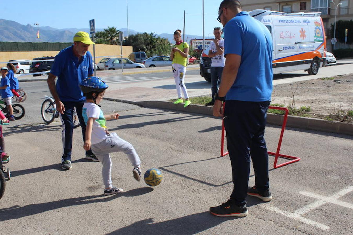 El núcleo de Las Norias arrancó el mes de mayo con una actividad deportiva y familiar que se ha convertido en un clásico y que reunió a más de 200 personas. El Día de la Bicicleta de Las Norias permitió ver en la mañana de ayer a muchos pequeños acompañados de amigos, padres e incluso abuelos.