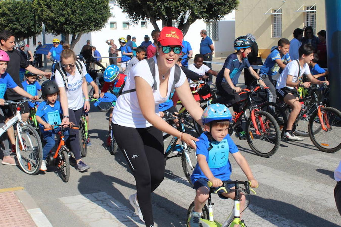 El núcleo de Las Norias arrancó el mes de mayo con una actividad deportiva y familiar que se ha convertido en un clásico y que reunió a más de 200 personas. El Día de la Bicicleta de Las Norias permitió ver en la mañana de ayer a muchos pequeños acompañados de amigos, padres e incluso abuelos.